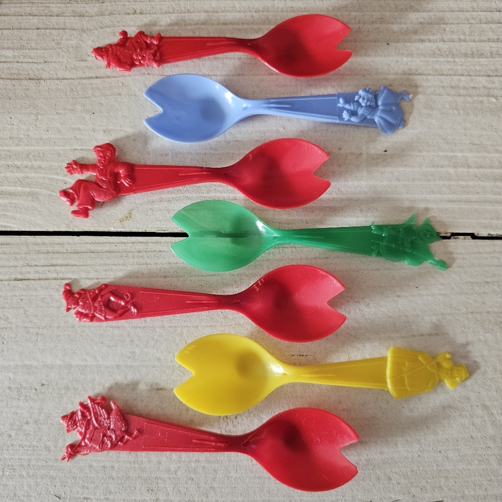 Vintage '50s F&F Mold & Die Works Nursery Rhyme Theme Plastic Sporks Set Of 7